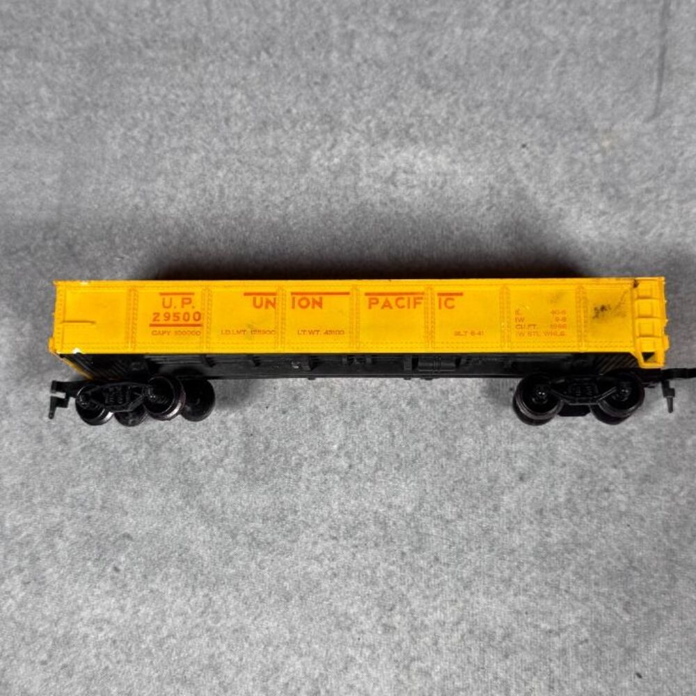 Vintage Life-Like HO Scale Union Pacific 40' Gondola UP 29500 with Coal Load